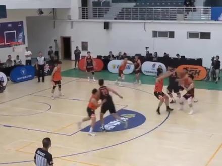 庞峥麟666力挽狂澜投进超难关键三分球,南京海晟挺进决赛#篮球🏀 #比赛现场 #上场就要全力以赴