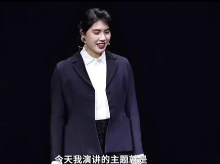 我说我是不会追体坛的 你说你叫张雨霏 从此我们的故事开始了
1998年4月19日张雨霏出生于江苏省徐州市
2015年的喀山世锦赛她拿到了200米蝶泳的铜牌 大家都叫她“天才少女”“泳坛新星”
她踩着天赋这块西瓜皮滑到了2016年的里约奥运会 赛前他扎上了哪吒头准备“闹海”可现实却给了她重重一击 200米蝶泳决赛她仅仅拿到了第六的成绩 赛后 她陷入了自我怀疑 可她并没有放弃 而是加倍的努力 她先天脊柱侧弯 很难在水上掌握平衡 于是她在接下来的四年里每天坚持高强度的训练 是60kg的负重引体 是104cm的跳箱 每天她都是第一个到游泳馆 最后一个出来的 2021年的东京奥运会 这次 她终于圆梦了 她以2金2银的成绩圆梦东京 三年后的巴黎奥运会 26岁的她第三次站上奥运赛场 200米蝶泳她赶上了生理期+发烧 但是依旧拿到了一枚宝贵的铜牌 她说“死也要死在泳池里”出战六项 六枚奖牌 一银五铜 虽然少了点金色 但这又何尝不是一种圆满呢 三届奥运会 十枚奥运奖牌 真的很棒呀 不知道2028年的洛杉矶奥运会还能不能见到我们的雨霏公主 中国女子游泳运动员还没有一个能在30岁站上奥运舞台上 或许我们雨霏是第一个呢 希望雨霏在这四年里远离伤病 健健康康的游到洛杉矶 拿不拿奖都没关系 我们永远爱你#张雨霏#运动员@张雨霏 @抖音小助手 @生活服务热点中心 @抖音热点 @抖音精选小助手 @抖音媒体内容优推官 @抖音创作小助手 #张雨霏 #苦尽甘来