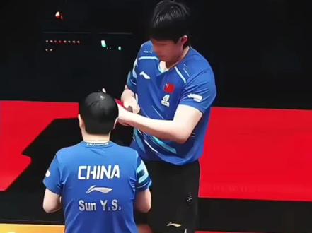 王楚钦的这个举动,你感动了吗?香港总决赛混双赛场,莎莎带伤出战,王楚钦改变了以往的战术,全程都在主动找机会一板暴冲。无论这球能不能上台,他都先把质量拉满,用这样冒险的打法,只为尽快终结回合,能让莎莎再少跑一步,少耗一分力。这种赢了是我们的,输了算我的打法,是楚钦对搭档的极致的保护,他不想莎莎再承受二次伤害,也不愿她赛后面对任何可能的舆论压力。,他把压力全部扛在自已身上,这份在关键时刻毫不犹豫的守护,格外令人动容,很幸运,在并肩作战的路上,王楚钦孙颖莎都遇到了最好的彼此#王楚钦#孙颖莎#王楚钦孙颖莎