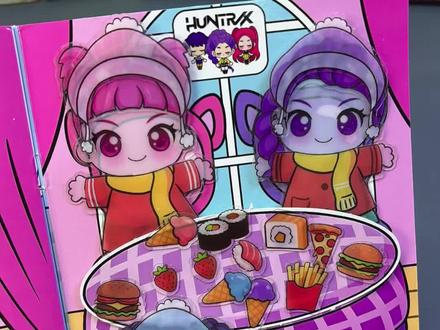 看,鲁米生娃啦,白白胖胖的小鲁米好可爱! 米拉和佐伊也有宝宝啦,QQ弹弹的#猎魔女团 #果冻安静书 还可以反复撕贴反复装扮,快来给她们生娃带娃#换装贴纸 起来吧#果冻贴纸书 #换装安静书