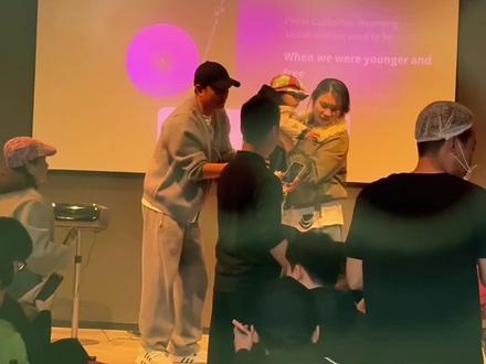 文章在上海开店第三天,跟粉丝合影#文章 #八号院儿 #文章捞面