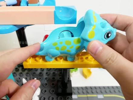 蓝色恐龙跟两架不同颜色的飞机模型#儿童动画 #0-3岁儿童启蒙动画片 #益智动画 #早教动画 #动画