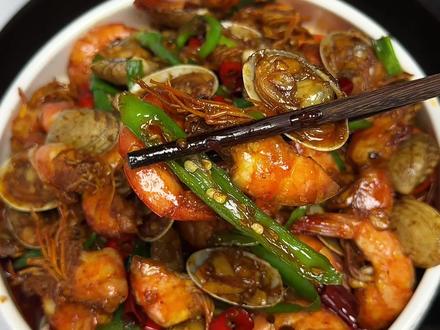 今天做了跟饭店一样好吃的干锅花甲虾,里面的大虾和花甲都很的入味,家里大小朋友都喜欢关键做法也特别简单#干锅花甲虾 #妈呀太香了
