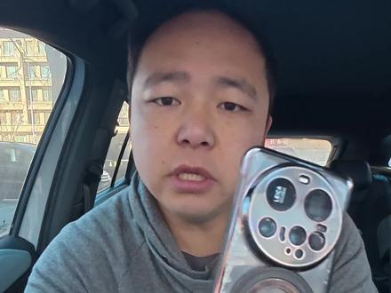 没开玩笑,给你开箱看看我的新手机! 谁能想到小米17Ultra今年能来的这么早啊?!
从13U到14U到15U,17U是我用的小米Ultra 系列的第四个手机。
今天这期视频,就是从纯体验的角度开箱小米17Ultra by Leica!
对就是小米17U的徕卡版!
同时简单的对比一下,小米15ultra和小米17ultra到手的体验!
不得不说,这一代小米17U尤其是这个徕卡版,是徕卡在今年100周年和小米深度合作的一个机型!
从外观的设计,到操作的界面,都深深的带着徕卡的那股子味儿!
#小米17ultra #小米手机 #开箱 #手机摄影 #小米17U