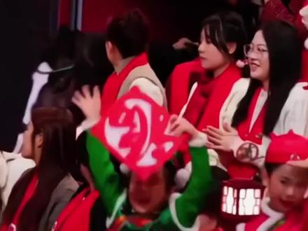 第一个骑马上#春晚 的人出现了?演员#于适 骑一匹近2米高骏马亮相辽宁卫视春晚舞台。(潇湘晨报)