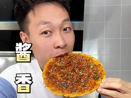 原来学校门口的“酱香饼”那么好吃是有原因的,今天用“手抓饼”的懒人方法教大家做酱香饼,跟外面买的味道几乎一样!#酱香饼 #手抓饼 #煎饼 #早餐饼 #在家做美食