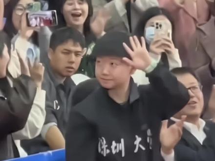 惊喜!莎莎空降深圳大学,助力乒乓交流,现场指导氛围美好#把微光还给自己