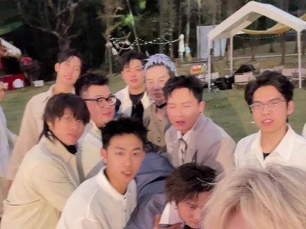 最爱的人在身边,最好的朋友在对面 见证幸福,分享幸福#宋黛cony #宋黛求婚 #宋黛