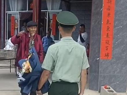 9月1日,云南大理,退役军人一身戎装,光荣回家报道,和“老兵”爷爷互敬军礼