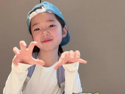 糟糕 眼神没对视上… #小鸡舞挑战 #grr手势舞