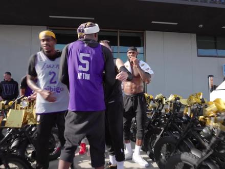 圣诞将至,东契奇送队友电动车,欧文送高尔夫球车,詹姆斯又送过什么礼物?#东契奇 #欧文 #詹姆斯 #青年创作者成长计划