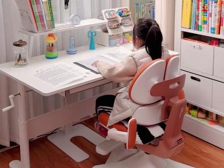 做了很多功课,入手了童视界的大路灯,真的没有让我失望!全光谱普瑞灯珠,加上下立体发光的设计,光线均匀、不断层,我家整个房间都变明亮又柔和!更别说书桌了!