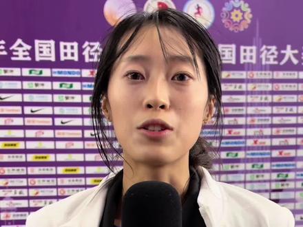 对话丨湖北队许佳璐。许佳璐@哦吼是小鹿吖 早已是湖北女子短跑的中坚力量。自2020年进入湖北队以来,她的成绩稳步提升。疫情期间赛事稀少,她一边坚持训练,一边完成学业,保持着“学生运动员”的节奏,还面临保研的升学压力。
转机出现在2023年。那个赛季她多次跑出11秒7以内的成绩,并在全国大学生锦标赛上将个人最好成绩提升至11秒52。此后两年,她始终将成绩稳定在11秒5左右,并连续三年(2023-2025)闯入全国田径锦标赛女子100米决赛。今年,她终于首次登上了该项目的全国领奖台-11秒54铜牌🥉。
作为湖北女子接力队核心成员,许佳璐与队友共同见证了队伍的崛起:连续三个赛季夺得全国接力锦标赛冠军,让她们成为今年全运会接力项目夺冠热门。
一直以“百米国际健将”为目标的许佳璐坦言,自己已具备相应实力,但比赛中常缺乏自信。面对即将到来的全运会,她希望先确保单项前六,再向领奖台发起冲击,同时实现达标健将的夙愿。
刚满25岁的许佳璐,在这个全运年有着清晰的规划。期待她在粤港澳的赛场上步步为营,实现自己的阶段目标。#98跑 #2025全国田径冠军赛