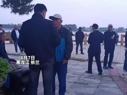 高考期间广场舞暂停遭大爷大妈吐槽,工作人员耐心劝解,跳舞人群终散去,谁家都有子女,只要道理讲得通,啥都行得通#爱心送考筑梦远航#故事里的黑龙江#高考