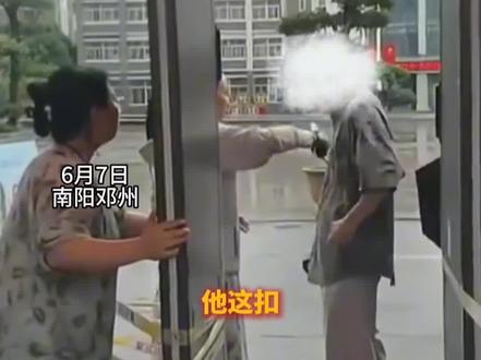考场遇贵人!考生因金属纽扣无法进入考场,热心大叔脱衣助考#高考 #高考助力 #感动瞬间