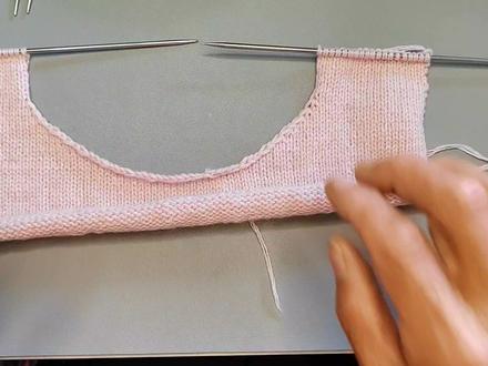 从下往上织毛衣挖领窝方法 #手工 #教程