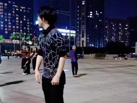 飘柔哥 甩头哥 摇头哥招牌动作 原创编舞教程来啦!😀😀 网红打卡地:深圳龙华文化广场👍👍👍 贵州贵阳花果园 #搞笑 #上热门🔥 #广场舞 #舞蹈 #跟着节奏嗨起来@🔥贵州梦幻狂潮~贵阳花果园洋神🔥@段老师( 南山区欣欣向荣舞团) @舞林霸主 @清风飞扬 @陈友良 @爱跳舞的玥玥 @起航 @胡小哥(舞蹈) @吴林萌主 @潘少(主播兼主持) @牛奶 @海刚 @燃脂青年 @糖宝🍬 @巧巧舞 @唤醒 @百媚生 @萌力小彬宝