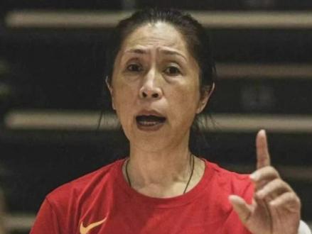 给队员买乐高,还辞掉百万年薪工作,郑薇已经陪中国女篮30年!#郑薇 #中国女篮