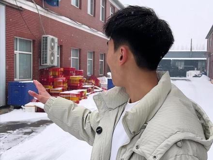 好大的雪,好兆头啊#张导演榴莲千层 #千层蛋糕 #动物奶油蛋糕