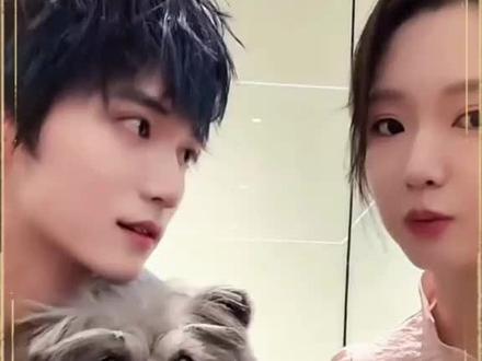 #我担秒了全世界@李柯以Sylph @王培延baby🐲 王培延总是宠着李柯以
我坦的CP就是这么甜