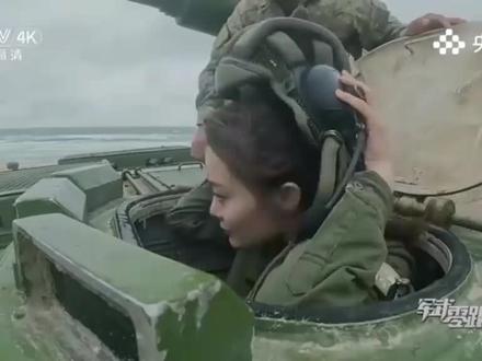美女军迷在战士指导下驾驶05式两栖战车