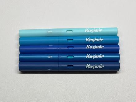 有手就会!铝箔气球的画法! 这次用的是卡西米尔重彩直液式丙烯马克笔,双扣设计更方便收纳,笔盖防漏气内衬不易干墨,色彩浓郁,颜料速干,每一只都是可以单只补色的,推荐!
1️⃣先来铺一个爱心的底
2️⃣刻画暗部,铝膜气球暗部边缘特别清晰,色彩分界线十分明显;我们顺着气球的结构,用弧线把它分割成若干部分
3️⃣进一步加深边缘轮廓,强化气球的立体感;在气球鼓起的中心位置,自然晕染出高光渐变。之后在之前分段的位置画上小弧线,最后再添上气球花边。
#丙烯马克笔 #绘画教程 #零基础学画画 #绘画分享 #跟着抖音学画画