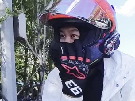 SHOEI x15 ,7000多的头盔质量就那么回事吧 无人为损伤配件自然开裂都不如我一千多的sweep 最主要售后还费劲 配件没有 因为进口无期限等 😂#shoei红蚂蚁 #shoei #shoeix15红蚂蚁 #shoei售后 #质量问题