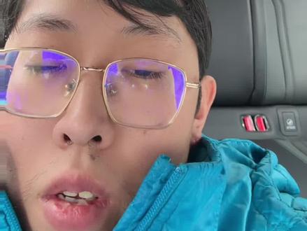 杨瀚森在2月24日的训练中不慎摔倒导致背部拉伤,经队医评估后缺席了25日发展联盟(G联赛)对阵圣克鲁兹勇士队的比赛。他身着便装在场边观赛,伤病暂无结构性损伤,属预防性休战。
球队计划让他短暂调养,预计近期回归赛场
频繁往返NBA与发展联盟导致身体超负荷。例如2025年12月,他在5天内奔波近7000公里,连轴转参与三场背靠背比赛后出现疲劳反应
开拓者利用杨瀚森的号召力举办“玻璃杯之夜”并推出限定球衣,但2月24日相关活动当日,他却被下放至G联赛未参赛,引发球迷质疑球队“商业消费球员”
杨瀚森的背部拉伤暂无严重风险,但需关注其伤病累积史(尤其头部撞击)对长期状态的影响。球队对其使用策略存在商业与竞技平衡的争议,需理性看待短期缺席的合理性。#作壁上观 #休息一天 #身体不适 #疲于奔波 #稳定性训练