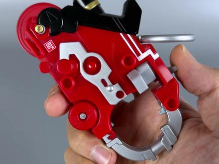 还有人记得飞轮斗士吗?通过拉线启动可以当车玩、当陀螺玩、当炮玩,玩法真的太多了!又是一款充满回忆的玩具,兄弟们飞轮斗士是你的童年吗?#玩具测评 #模型手办 #童年回忆 #陀螺 #开箱