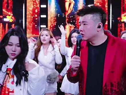 刘静格格、虎牙娜、杨三妹、萌小猫同时登上大舞台, 三虎与木森合唱《铁血丹心》嗨翻全场!!#木森 #木森大舞台 #户外直播现场 #人气爆棚 #嗨翻全场