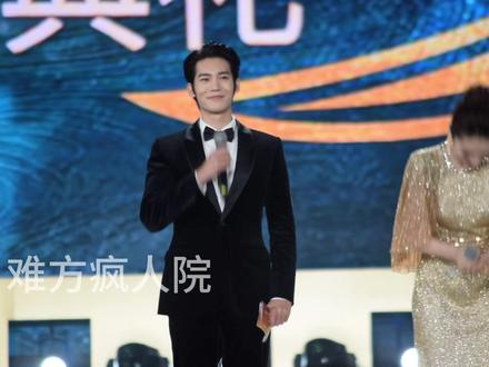 番茄小子主持首秀开场又绅士又可爱
最后那个笑和5年前在封神训练营里不是一模一样嘛
#于适 #适界那么大 #海南国际电影节