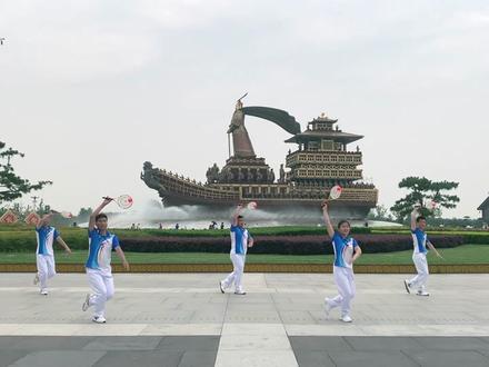 柔力球健身套路《中华龙舞起来》集体背面示范,更多视频持续更新中,欢迎关注、转发#柔友之家 #康乐美体育 #康乐美柔力球 #柔力球健身套路 #抖音助手 #以舞抗疫