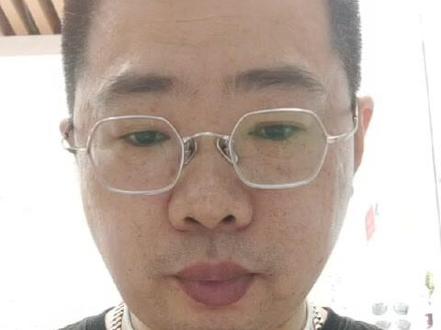 学习认识一下依视路钻晶A4膜层镜片的颜色,可以区分真伪。