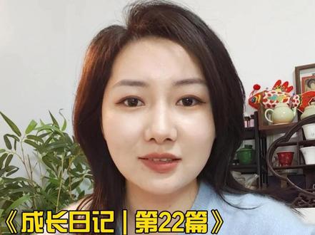成长日记 02|当年记者的一份恻隐之心,照亮张雪二十年追梦路 这几天张雪夺冠、20年前的采访纪录片刷屏了。打动我的不只是张雪的逆袭之路,还有当年拍他的那位记者易军。他说当年只是做了一个记者的本职工作,看到那么难的少年求助他,他在能力范围内帮一把,不论结果都觉得足够。”他并没有想到20年后这段素材会被翻出来,成为大家了解张雪故事最好的窗口。他只是在当时,觉得这件事值得被记录,这个人值得被看见。这其实是一种很朴素的善意。真正的善良,从来不是什么惊天动地,就是力所能及地伸把手。别小看你每一次善意的选择。你不经意间的温柔,真的可能成为别人跨越山海的光。#张雪机车 #记者 #善良 #追梦 #温暖