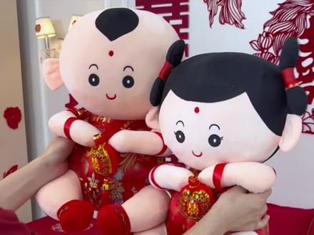 结婚铺婚床,一定少不了的就是这对金童玉女的压床娃娃,喜婆婆提前准备好,摆在婚房床头,祝愿新人幸福美满,多子多福#备婚#结婚#婚礼倒计时