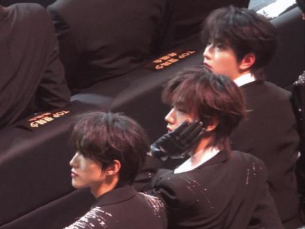 微博之夜全场喊退票 这三小只就懵懵的看着观众席#微博之夜 #黄朔 #张子墨 #穆祉丞