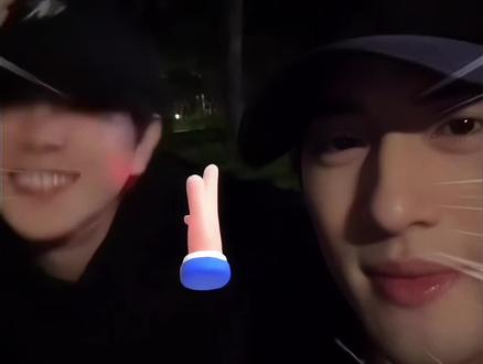 【05.20|直播|上】哎哟喂 一辈子都学不来我妈这一套 真的是好暧昧啊! 老政真会疼人! #吕思瞳 #直播 #天蝎双鱼 #孙政 #doublehelix 这次真的不一样!!