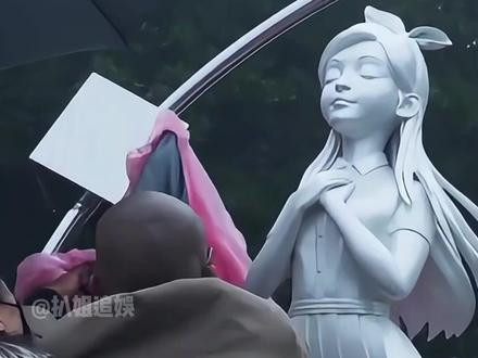 大S纪念雕像揭幕这天,为何现场不见一双儿女的身影?缺席背后是家人最温柔的保护罩#大S纪念雕像揭幕 #大S徐熙媛逝世1周年 #大S #内容启发搜索 #影娱热点团