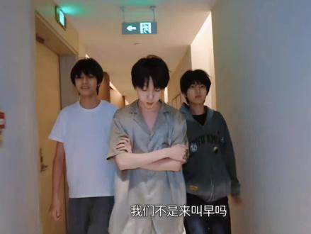 逐帧re一下橹穆叫早片段,看到有朋友说这不算叫早只是纯敲门,但我觉得橹橹本来就是比较内敛比较有边界感的人,他怕进去叫哥哥起床会让哥哥觉得被冒犯,怕哥哥误会他在配合公司故意卖CP,所以才这么克制,他觉得能看到哥哥刚睡醒的样子就很心满意足了,这才是纯正橹穆风味啊 #新年有礼了 #我的节日仪式感