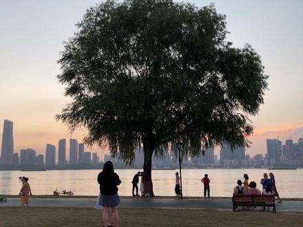 手机摄影实用技巧-手机怎样拍人像-慢门人像 #手机摄影技巧