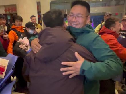 12月27号 道友到家啦,好兄弟们来安徽亳州啦#张家界七星山 #张家界七星山骆驼杯 #老六荒野 #张家界七星山老六荒野