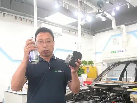 化油器清洗剂,使用了二年~三年的汽车,油耗升高,待速也由原来的700转提升到了1000多转,那是爱车的节气门油污过多,需要清洗,各位亲,清洗节气门要求使用专用的节气门清洗剂。