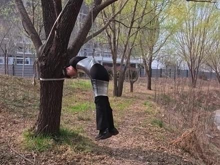 被吊到树上该如何逃脱 #搞笑#专业逃生教学#一定要看到最后#逃生#哈哈哈哈哈哈我要笑死了