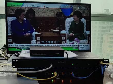 酒店直播电视之dtmb调制输出
酒店直播电视源可以是有线电视,地面波,光猫iptv,输出的第一种方式是dtmb调制输出。这种方式需要的:
输入是有线电视同轴,地面波天线,或者一定数量的光猫开通iptv。
设备:多路有线电视或者地面波卡机,iptv服务器。
终端:机房到房间有同轴信号,电视机支持dtmb接收或者加支持dtmb接收的机顶盒。
优点:
1.不占用任何网络带宽
2.支持高清,标清,延时短,稳定
3. 广播方式,一套设备,和房间数量无关,只要信号够强,多少房间都可以。
缺点:
1.需要加dtmb调制设备,成本增加。安装调试也麻烦一些。
2.只能看直播电视,不能开展其他业务。#酒店直播电视系统