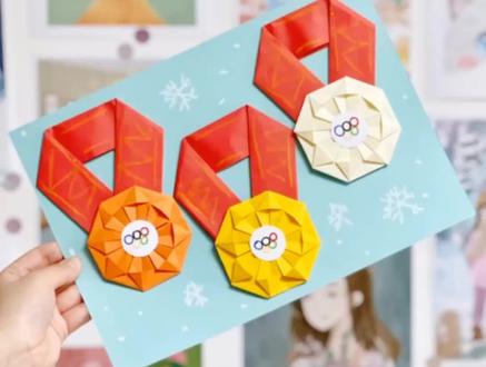 快学学冬奥会奖牌是怎么叠吧。我叠了3个 做成了儿童画,是不是很漂亮呀。运动健儿们加油啊#手工diy #折纸 #折纸教程 #折纸玩具 #创意美术 #冬奥会 #亲子教育 #亲子手工 #幼儿园手工