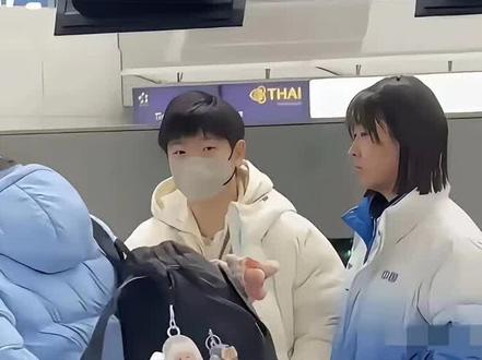 莎莎的诊断结果出来了:
是脚踝韧带和足底筋膜炎症
医生下达“禁足令!” #孙颖莎 #孙颖莎