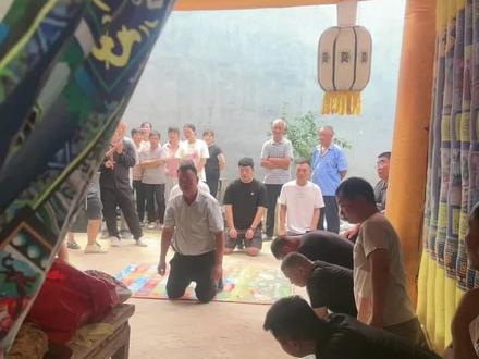 这才是标准的24拜,一个头三声爹。河南最高礼节