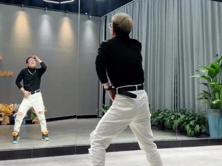 #撕夜 #广场舞 #原创编舞 新舞背面教程出炉,真的帅气的舞蹈一定要学起。@曳舞男孩 @抖音小助手