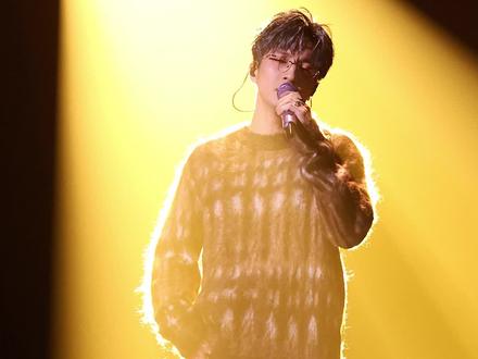 @薛之谦 《租购》直拍奉上!他的声音层次分明,温柔而深情。歌声引领我们穿梭在旋律之中,体验人生的起伏与转折。#音乐缘计划 #租购 #租购翻唱挑战 租购翻唱挑战