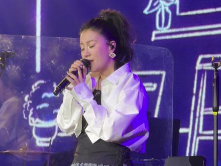 是内场 是首场演出 是浪漫的白色情人节♥️
#李嘉格 #李嘉格演唱会 #孤独面店#livehouse